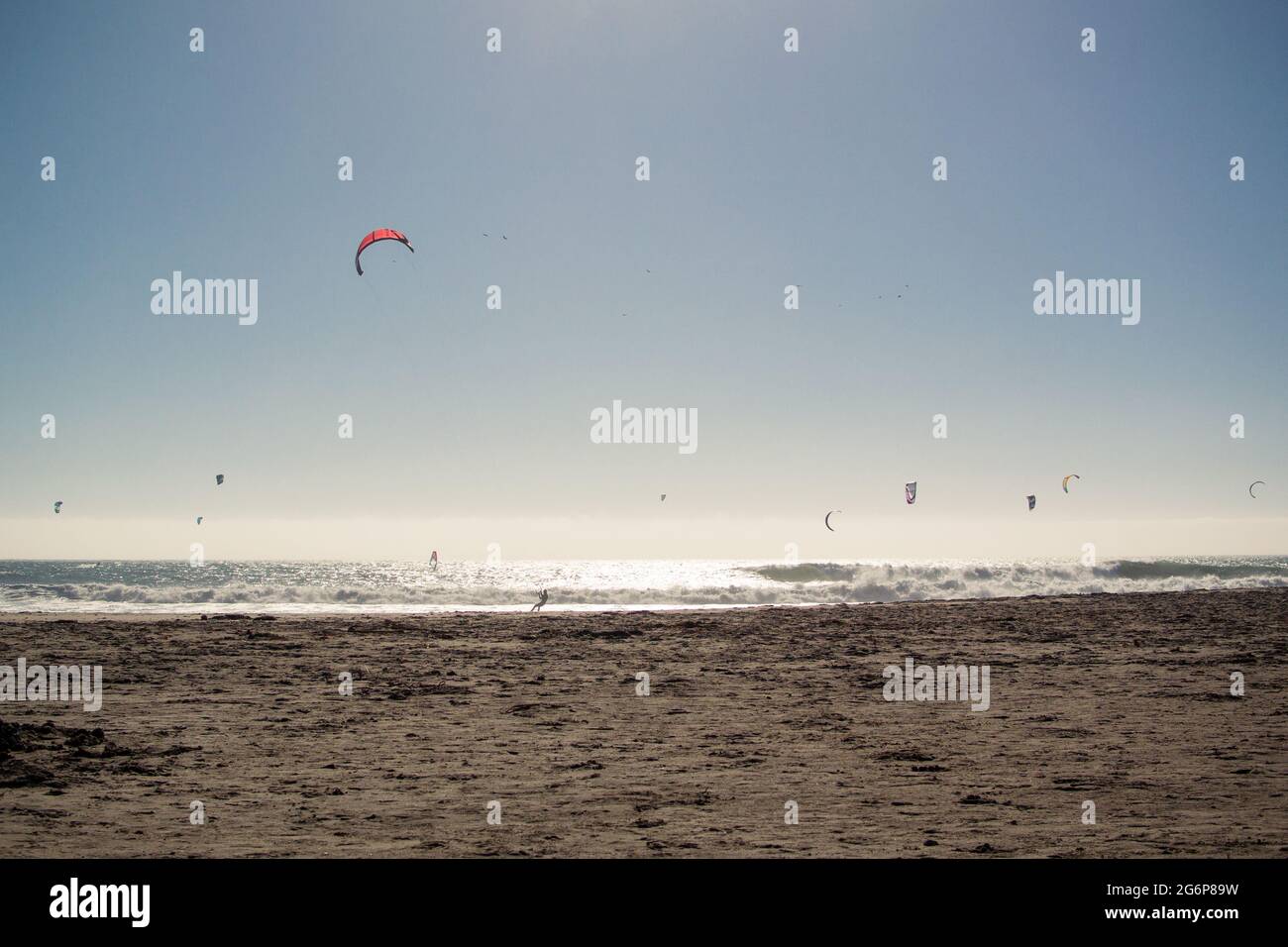 I kitesurfers godendo i venti costanti a Waddell Creek Beach, Santa Cruz Foto Stock