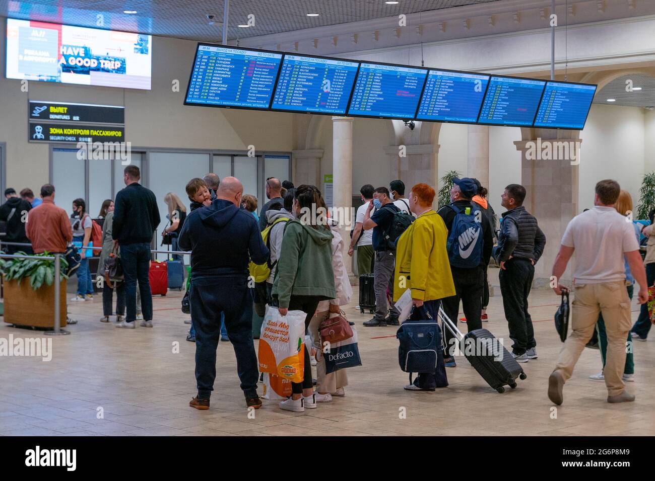 Passeggeri con bagaglio davanti alle informazioni dei cancelli di partenza, prima della zona di controllo di sicurezza, aeroporto internazionale Domodedovo, DME, Mosca, Russia Foto Stock