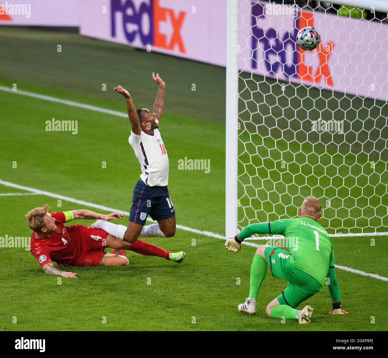 Londra, Regno Unito. Simon Kjaer ottiene un equalizzatore di gol sotto la pressione di Raheem Sterling durante la partita semifinale UEFA Euro 2020 al Wembley Stadium di Londra. Foto Stock