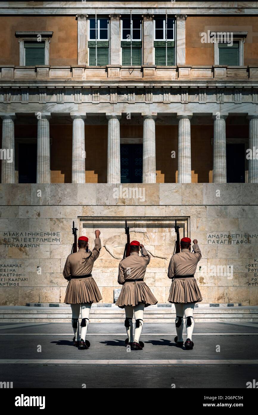 il parlamento greco e la guardia presidenziale di fronte alla tomba del Milite Ignoto in piazza Syntagma. Foto Stock