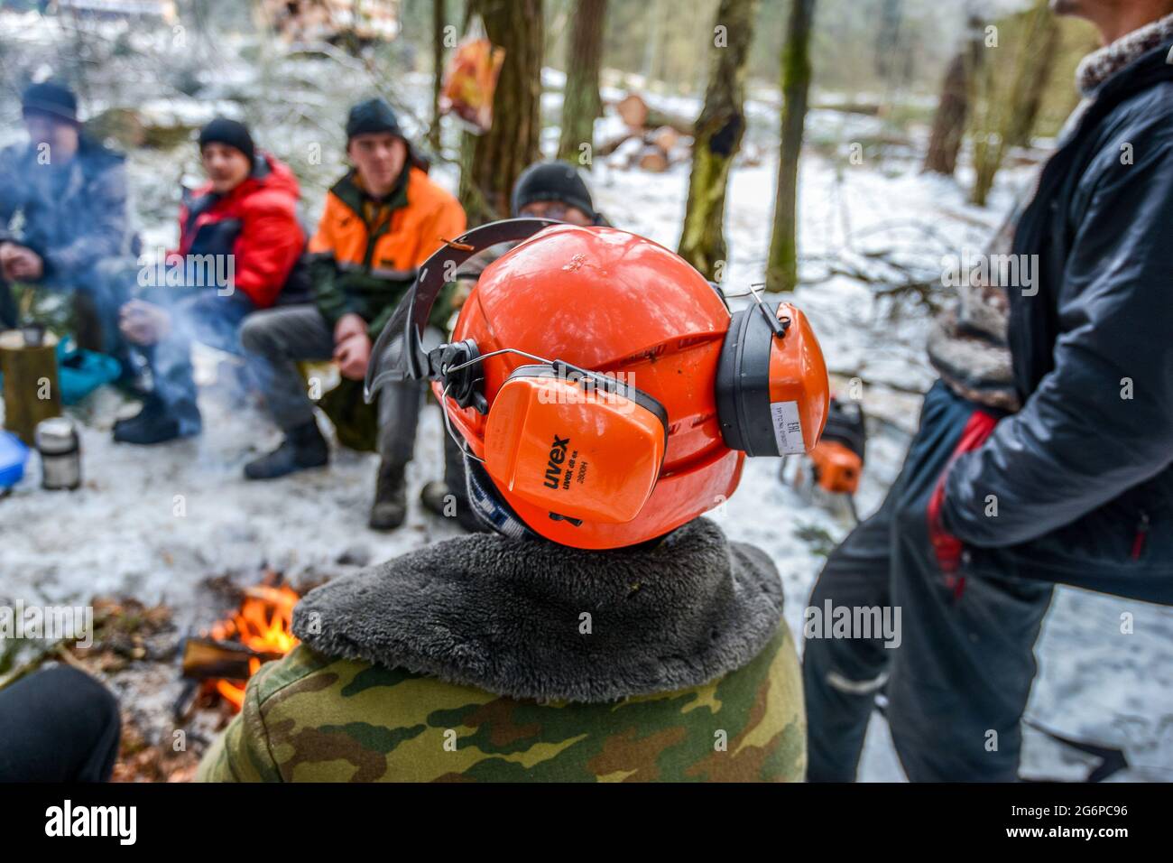 Bielorussia - 02.02.2015 - UN team di lumi sta riposando a pranzo in una radura in una foresta invernale. Foto di alta qualità Foto Stock