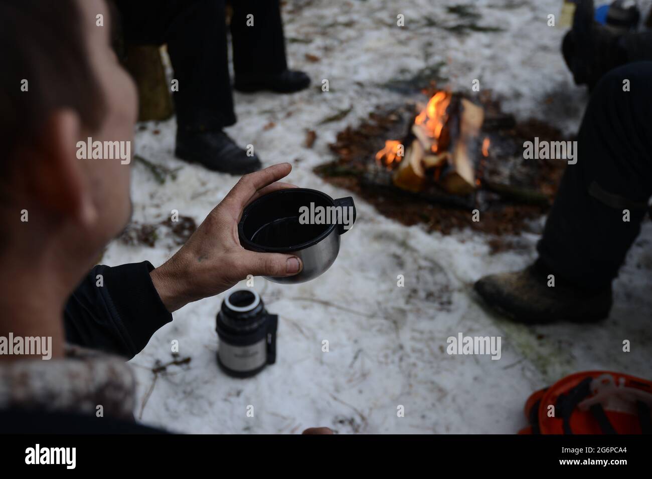 Bielorussia - 02.02.2015 - uova strapazzate nella padella nella foresta invernale, pranzo di lumberjack. Foto Stock