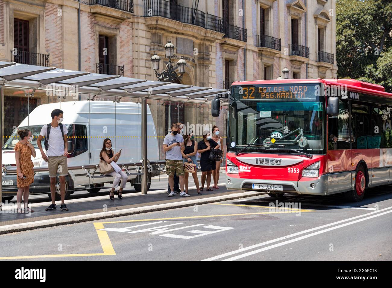 Valencia, Spagna. 06 luglio 2021. Le persone che indossano maschere per il viso come precauzione, attendere l'autobus a una fermata. La Compagnia Municipale dei Trasporti (Empresa Municipal de Transportes, EMT) di Valencia ha ridotto l'età media della sua flotta, da 13 anni nel 2015 a 7.3 anni, ciò è dovuto all'incorporazione degli ultimi 164 nuovi autobus ibridi. (Foto di Xisco Navarro Pardo/SOPA Images/Sipa USA) Credit: Sipa USA/Alamy Live News Foto Stock