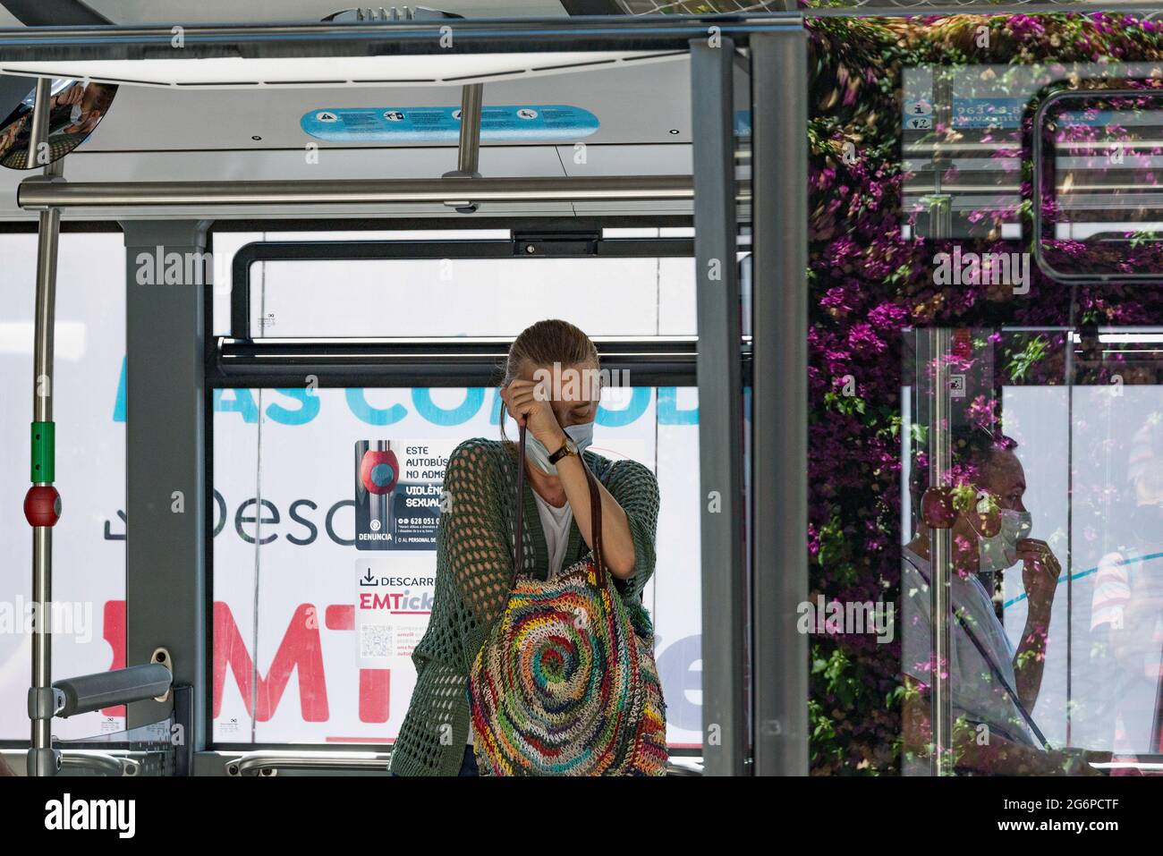 Valencia, Spagna. 06 luglio 2021. Una donna vista all'interno di un autobus. La Compagnia Municipale dei Trasporti (Empresa Municipal de Transportes, EMT) di Valencia ha ridotto l'età media della sua flotta, da 13 anni nel 2015 a 7.3 anni, ciò è dovuto all'incorporazione degli ultimi 164 nuovi autobus ibridi. (Foto di Xisco Navarro Pardo/SOPA Images/Sipa USA) Credit: Sipa USA/Alamy Live News Foto Stock