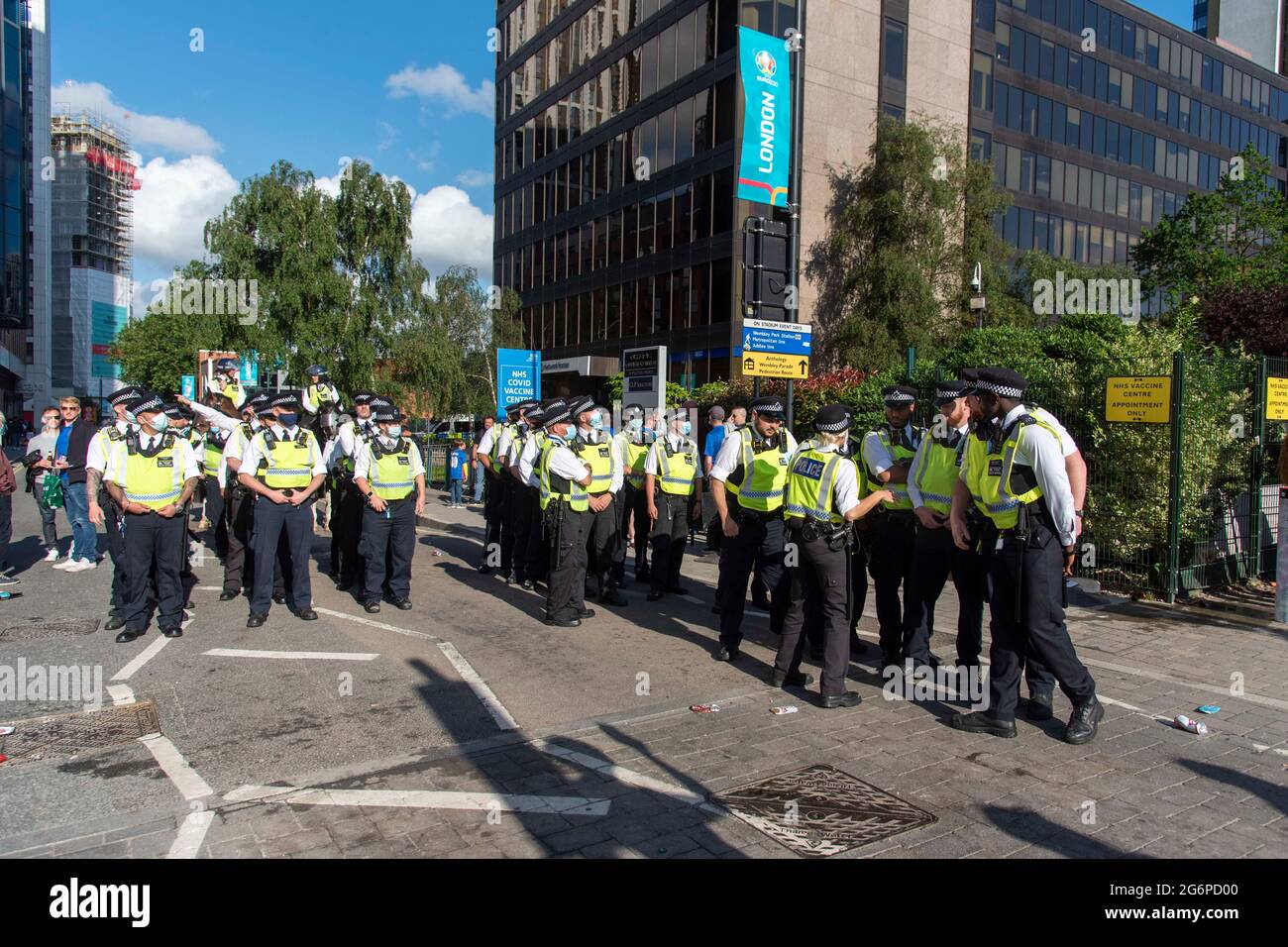 Londra, Regno Unito. 07 luglio 2021. La polizia guarda i tifosi fuori dallo stadio di Wembley davanti alla semifinale inglese e danese UEFA euro 2020. Credit: SOPA Images Limited/Alamy Live News Foto Stock