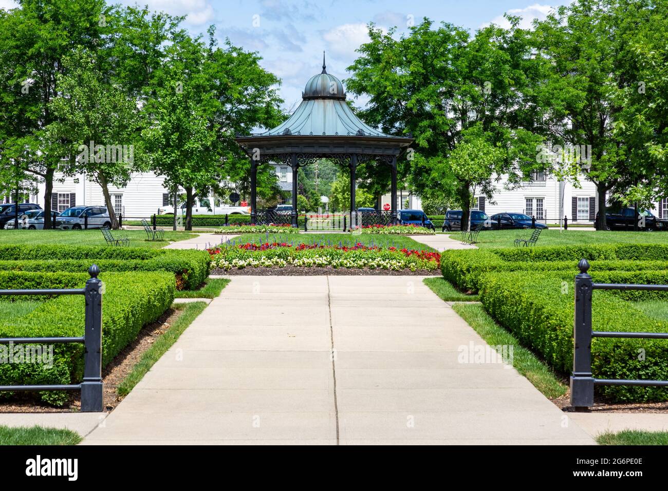 Questo gazebo vittoriano si trova a University Green, un parco a Carmel, Indiana's Village di WestClay. Foto Stock