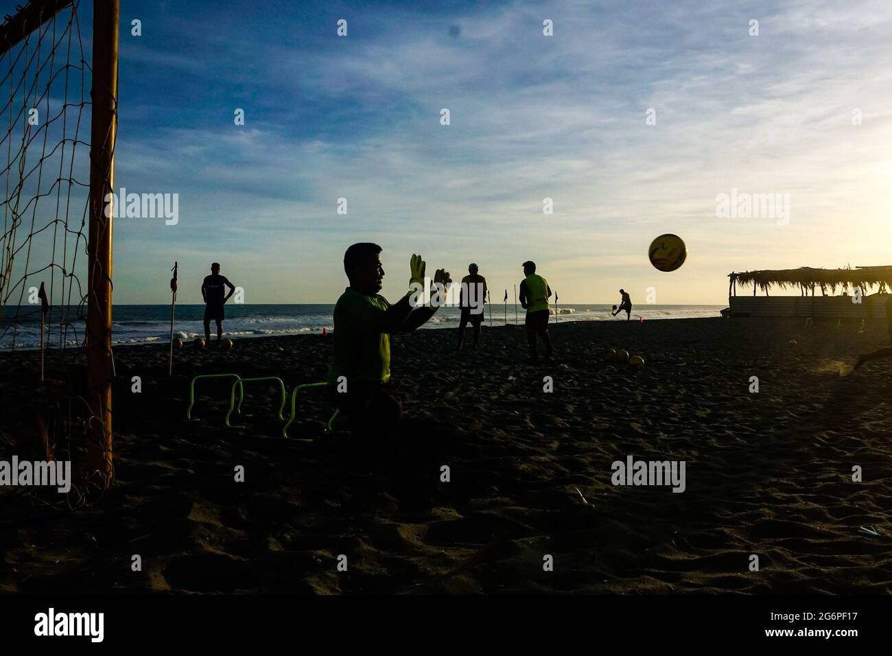 San Salvador, El Salvador. 07 luglio 2021. La gente gioca a calcio alla spiaggia di San Marcelino al tramonto. Credit: SOPA Images Limited/Alamy Live News Foto Stock