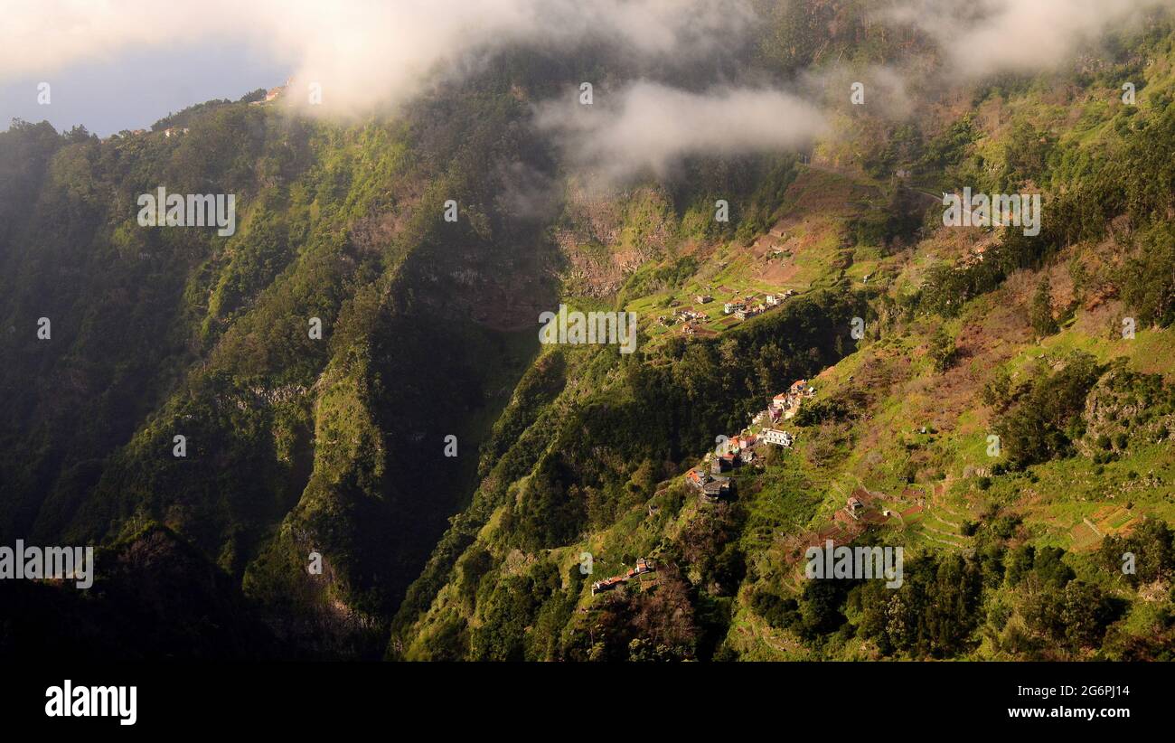 PORTOGALLO; ISOLA DI MADEIRA; CASE SULLA SCOGLIERA; paesaggio terrazzato di Faja Das Galinhas; VISTA DAL punto di osservazione Eira do Serrado Foto Stock