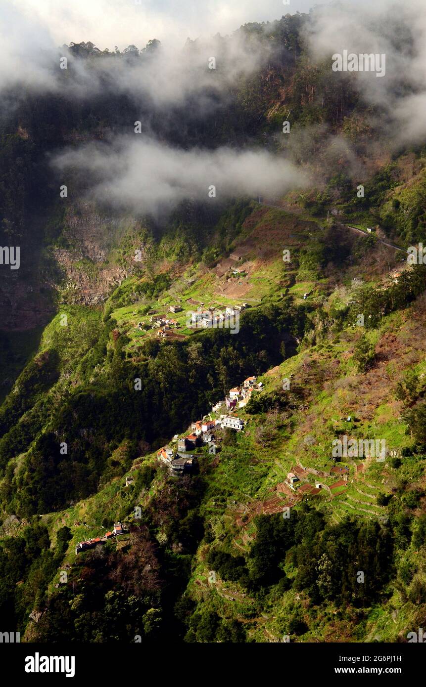 PORTOGALLO; ISOLA DI MADEIRA; CASE SULLA SCOGLIERA; paesaggio terrazzato di Faja Das Galinhas; VISTA DAL punto di osservazione Eira do Serrado Foto Stock