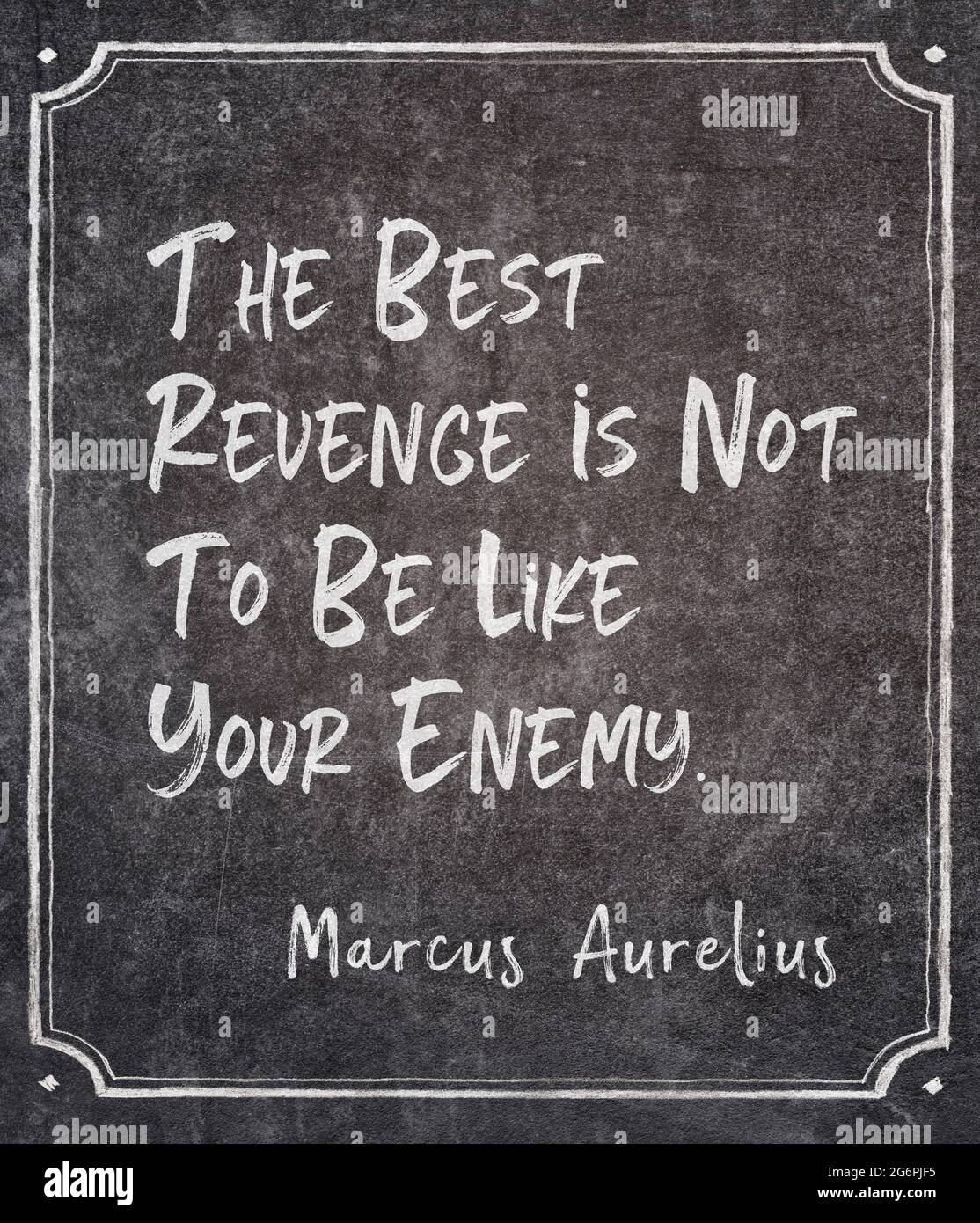 La vendetta migliore non è essere come il vostro nemico - antico imperatore romano e filosofo stoico Marcus Aurelio citazione scritta su lavagna incorniciata Foto Stock