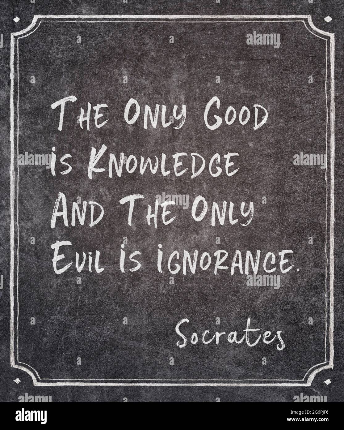 L'unico bene è la conoscenza e l'unico male è l'ignoranza - antico filosofo greco Socrates citazione scritta sulla lavagna incorniciata Foto Stock