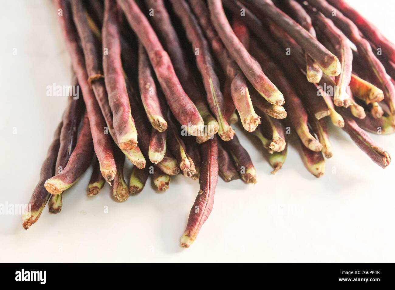 Legume colorato di fagiolo di yardlong isolato su superficie bianca, nuovo concetto di verdure Foto Stock