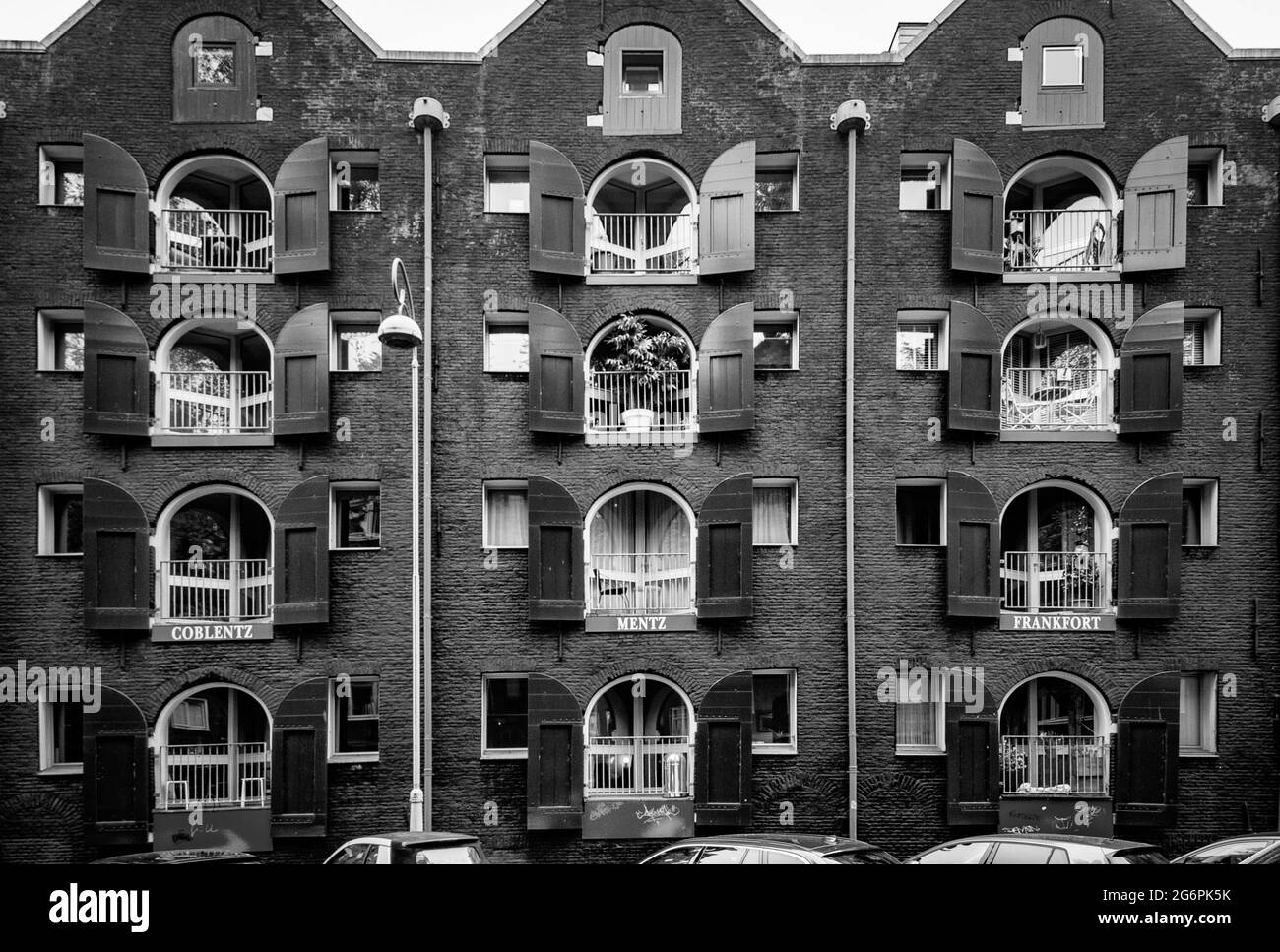 AMSTERDAM, PAESI BASSI. 06 GIUGNO 2021. Belle facciate degli antichi edifici olandesi. Casa con i nomi dei Citiyes sul balcone. Bianco e nero Foto Stock