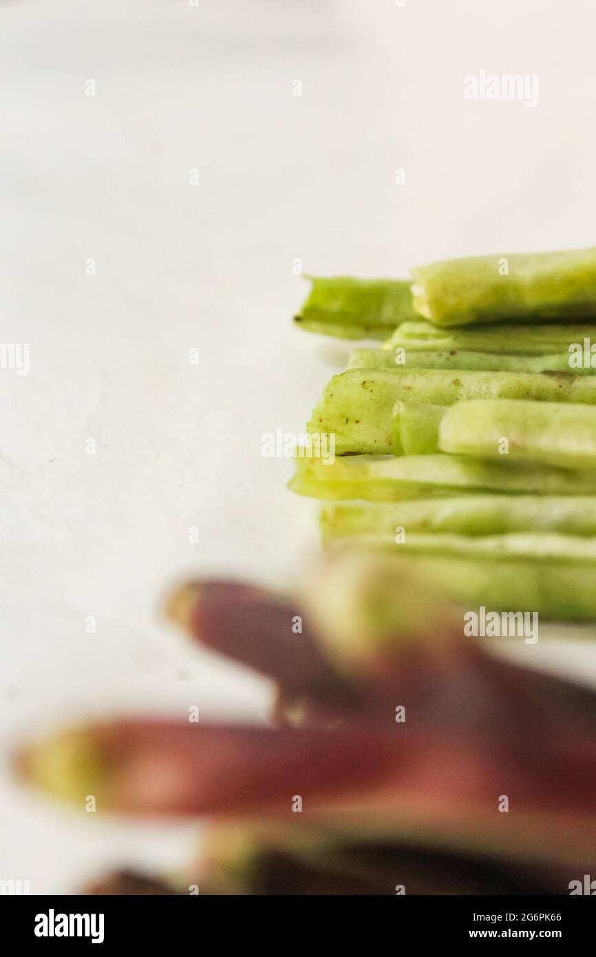 Pezzi di legume di fagiolo a fette su superficie bianca Foto Stock