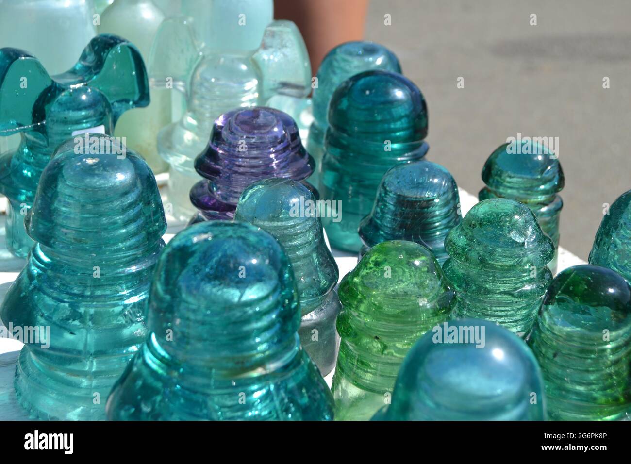 Colorati isolatori di vetro antichi presi alla Alameda Antique Faire nel 2021. Foto Stock
