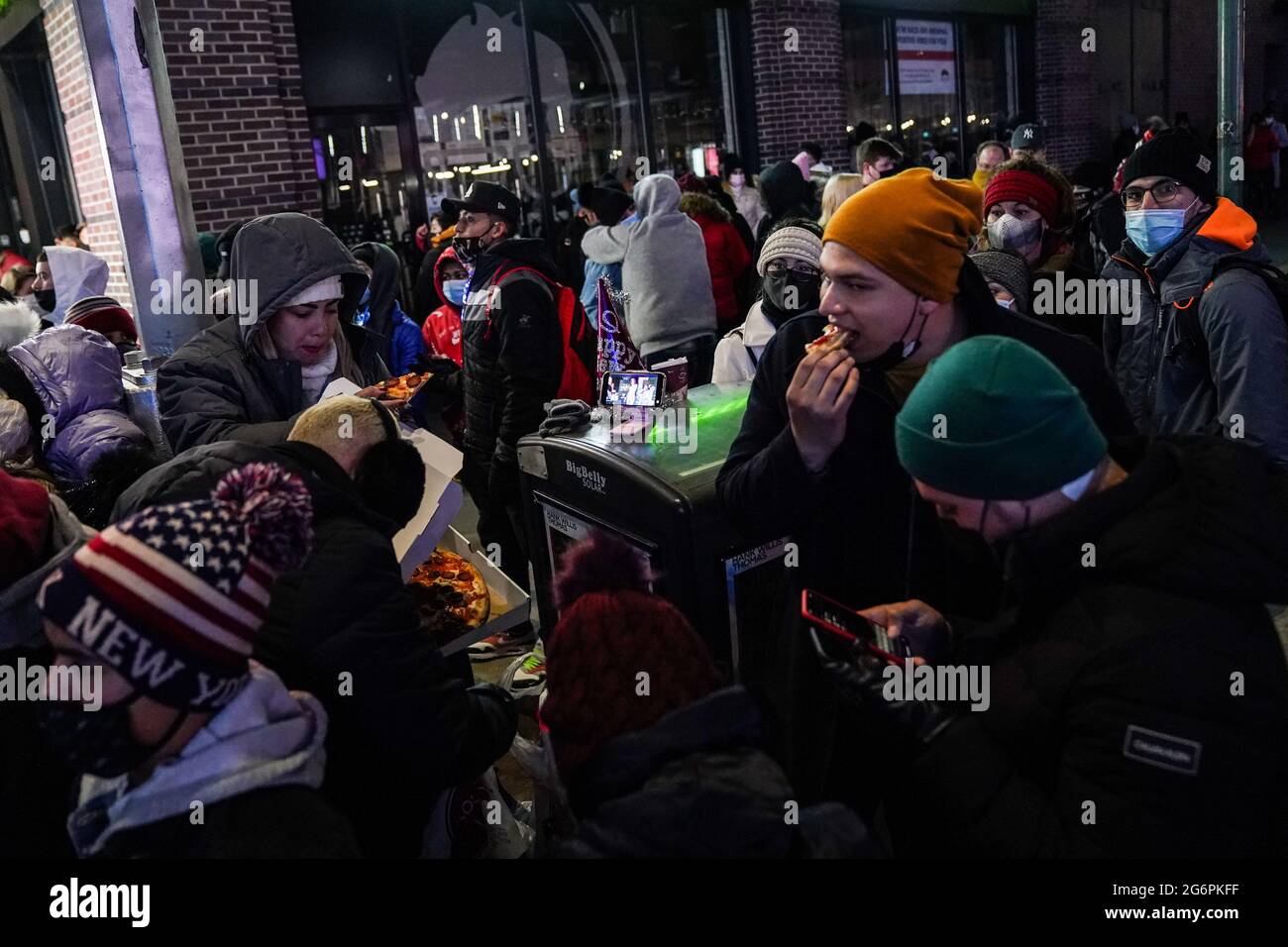 New York, Stati Uniti. 31 dicembre 2020. La gente mangia la pizza mentre attende che il pallone cada durante le celebrazioni di Capodanno di Times Square a New York, USA. Credit: Chase Sutton/Alamy Live News Foto Stock