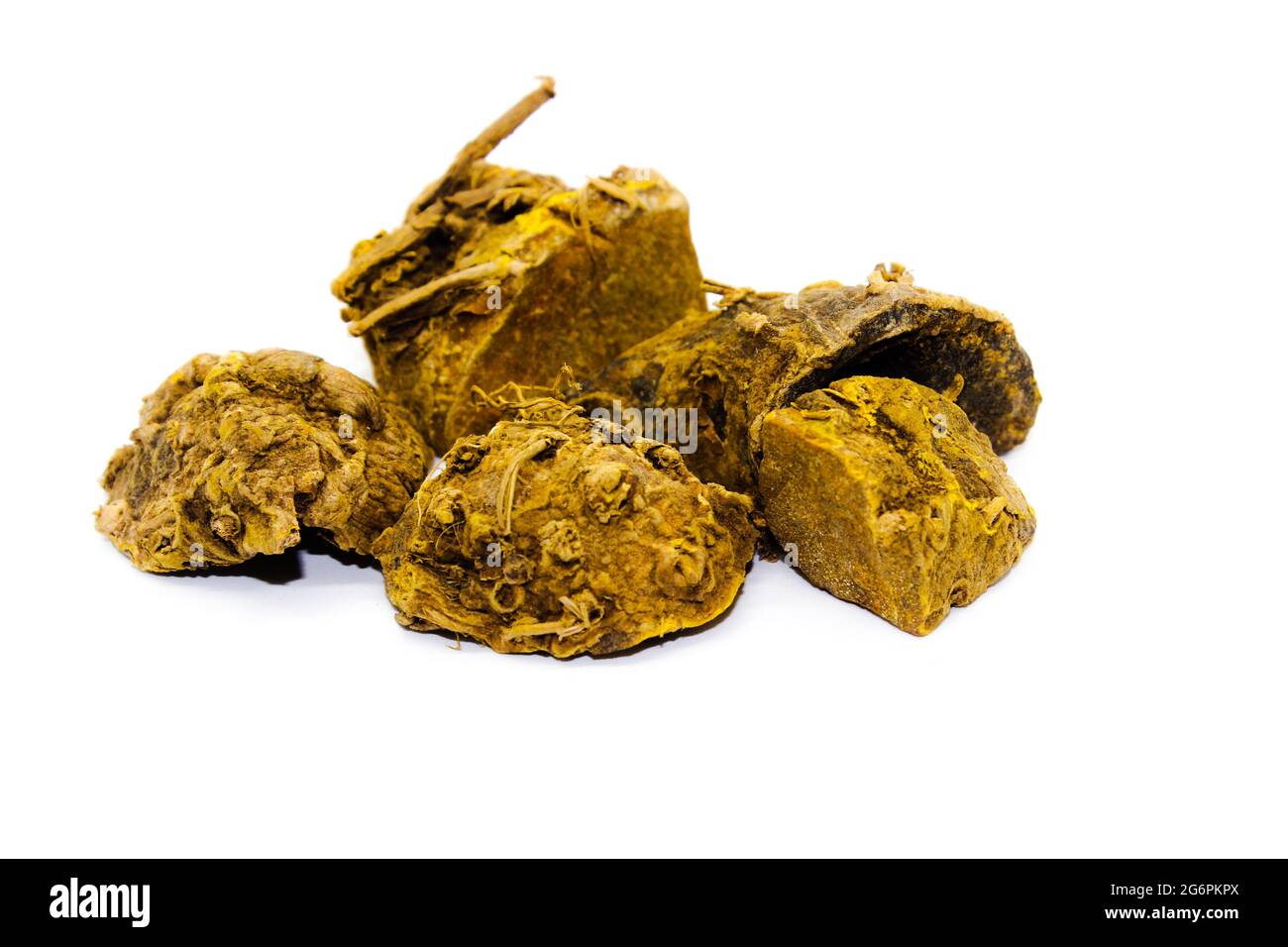 Essiccata la curcuma isolati su sfondo bianco Foto Stock