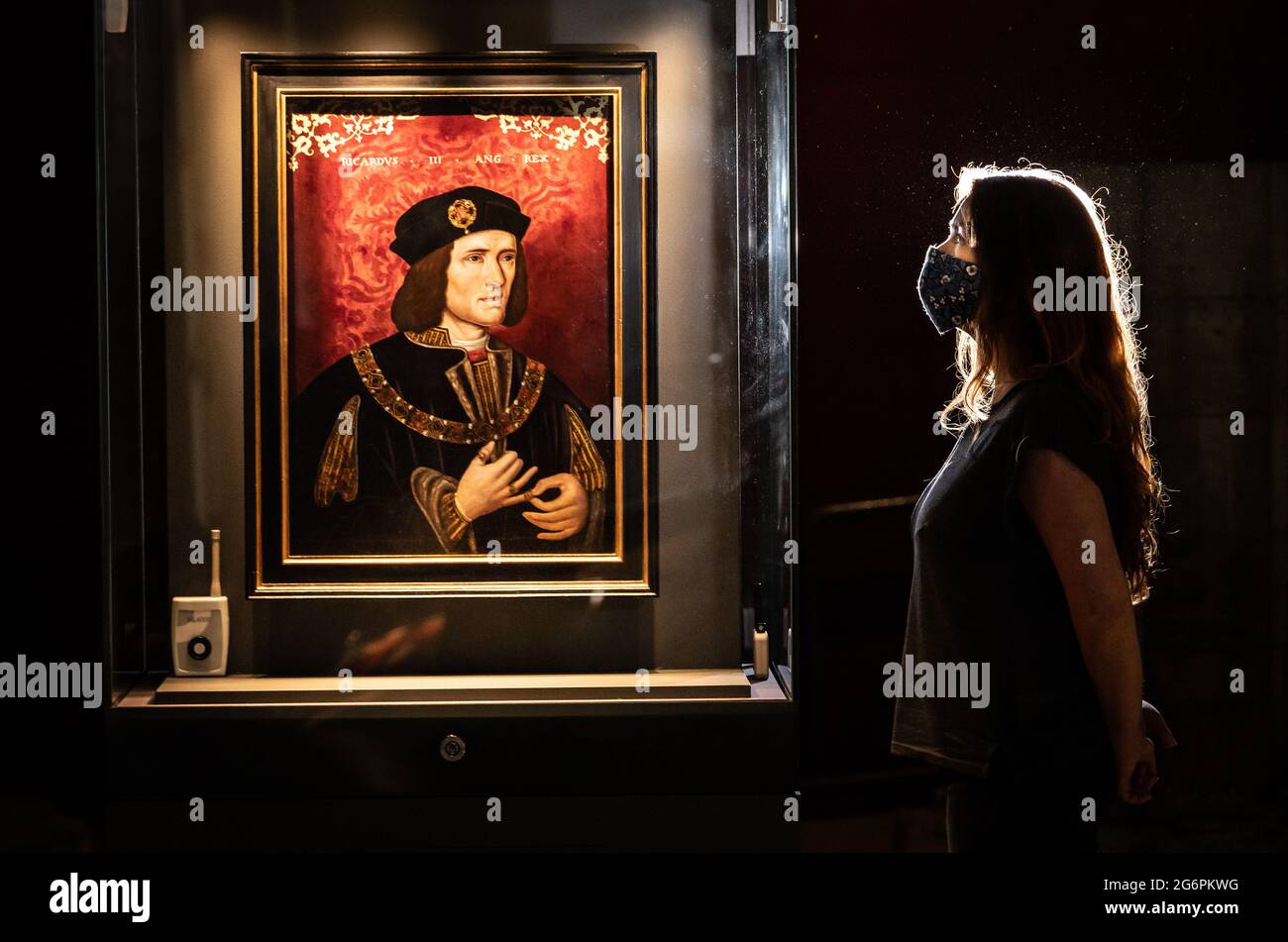 Curatore di Archeologia Lucy Creighton con un ritratto di Re Richard III che andrà in mostra al Museo dello Yorkshire a York come parte di Richard III Coming Home, una nuova mostra dal 9 luglio al 31 2021 ottobre. Data immagine: Martedì 6 luglio 2021. Il ritratto è in prestito come parte del progetto della National Portrait Gallery???s Coming Home, che vede la National Portrait Gallery prestare ritratti di individui a luoghi in tutto il Regno Unito con cui sono più strettamente associati. La mostra presenterà il ritratto accanto ad uno dei più bei gruppi di oggetti del paese associato Foto Stock