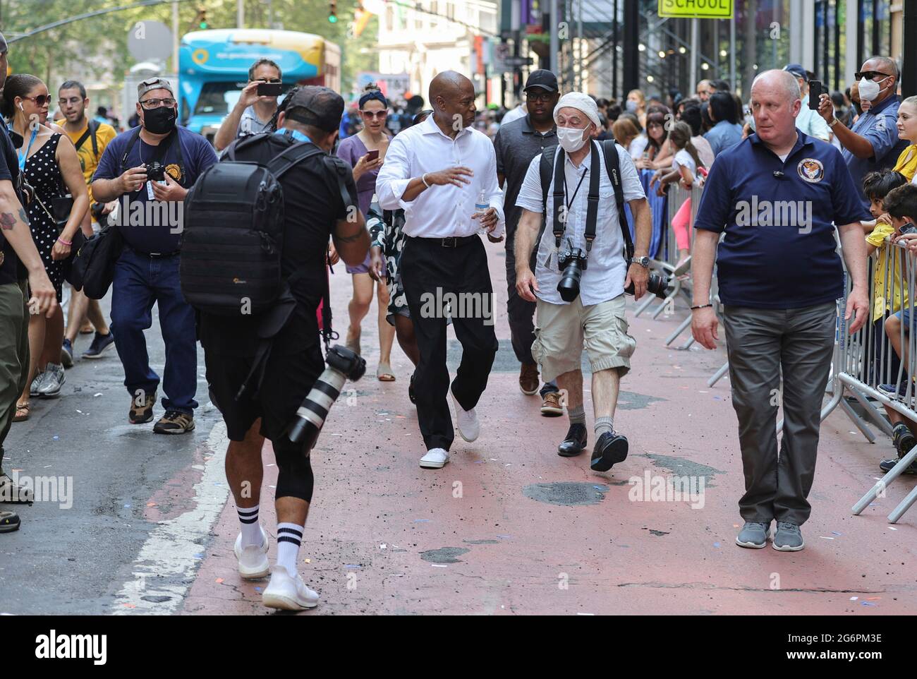 Broadway, New York, Stati Uniti, luglio 07, 2021 - il presidente Borough di Brooklyn e un candidato al mayoral democratico Eric Adams insieme a migliaia di persone partecipanti al Canyon of Heroes, durante una sfilata di biglietti che onora i lavoratori essenziali per i loro sforzi nel far passare New York City attraverso la pandemia COVID-19 oggi a New York City. Foto: Luiz Rampelotto/EuropaNewswire È OBBLIGATORIO IL CREDITO FOTOGRAFICO. Foto Stock