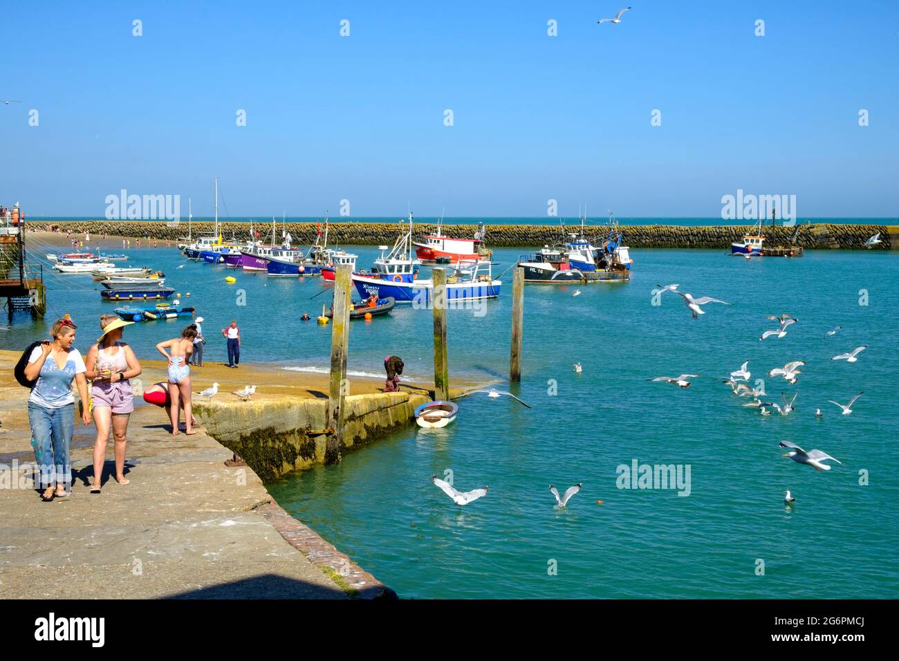 Vacanze estive, Folkestone Harbour, Kent, Regno Unito Foto Stock