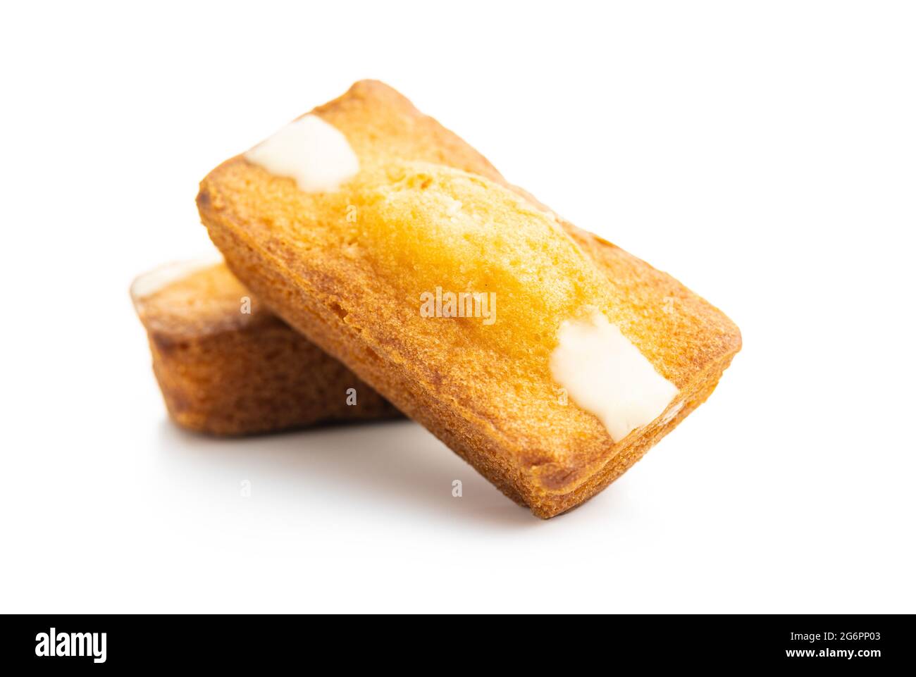 Mini torte di spugna. Dolce dessert alla vaniglia isolato su sfondo bianco. Foto Stock