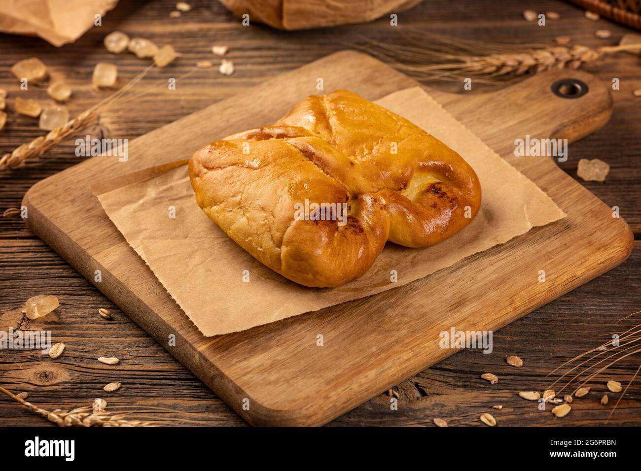 Le tasche di ricotta dolce o il pacchetto di formaggio di Cottage è un tradizionale prodotto di pasticceria ungherese su sfondo di legno Foto Stock