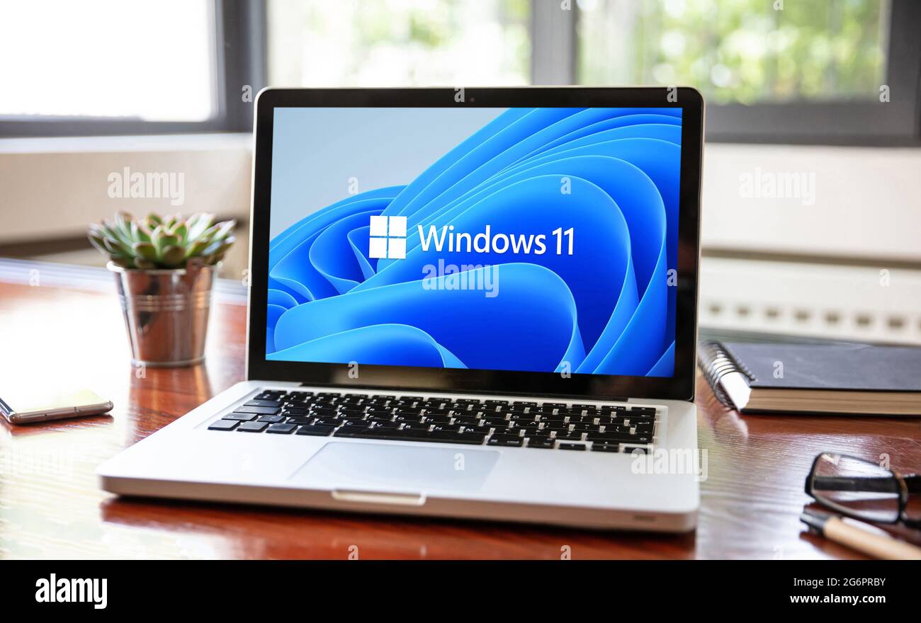 Grecia Atene, 8 luglio 2021. Logo ufficiale del marchio blu di Windows 11 sullo schermo del computer portatile, tavolo da ufficio aziendale. Una versione principale del sistema operativo Windows NT Foto Stock