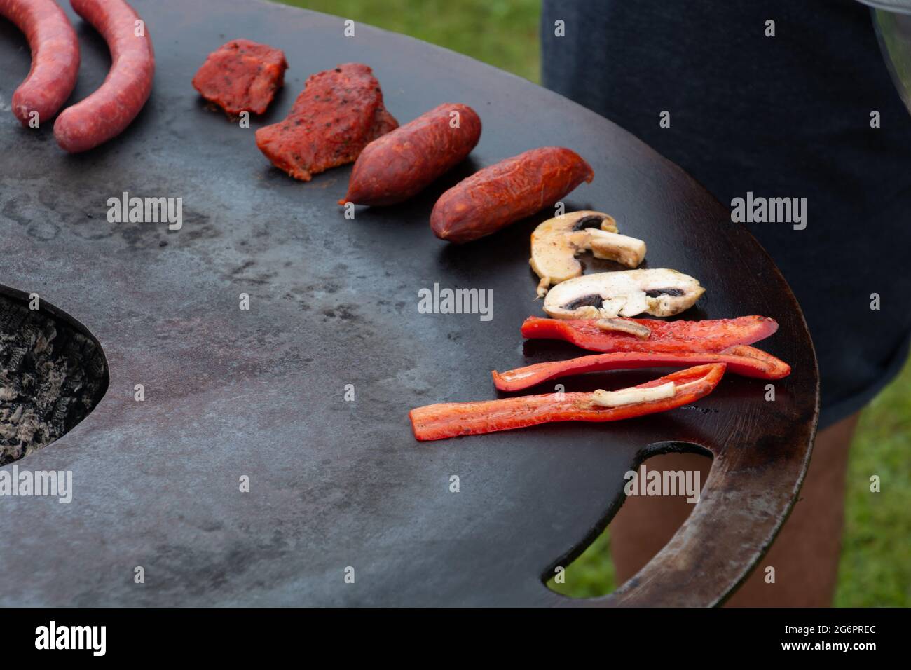 Vari piatti alla griglia sul piatto molto caldo in una giornata estiva Foto Stock