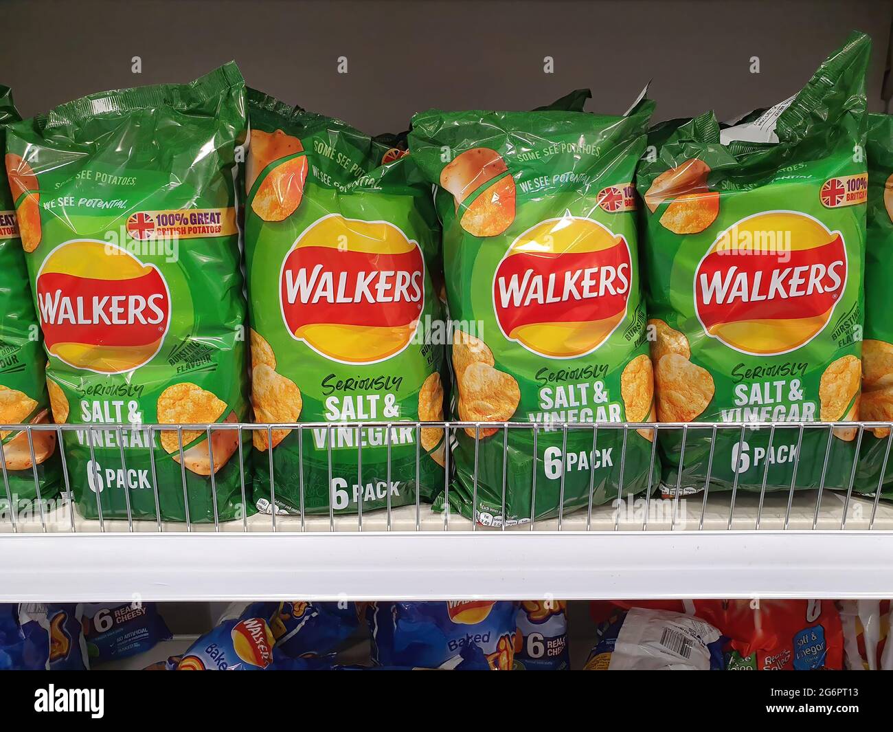 Llanelli, Wales, UK, July6, 2021 : Walkers croccante patatine fritte al B & M (B&M) affare sconto negozio outlet al Pemberton Park vicino alla città cen Foto Stock