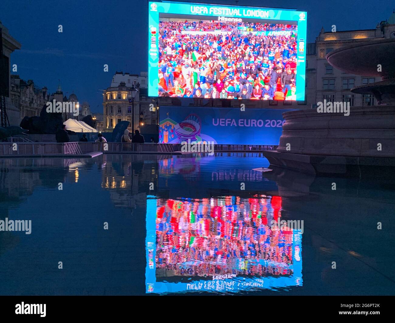 Lo schermo della zona dei fan di Euro 2020 a Londra mostra una folla di italiani-spagnoli e un riflesso nella fontana di Trafalgar Square. Foto Stock