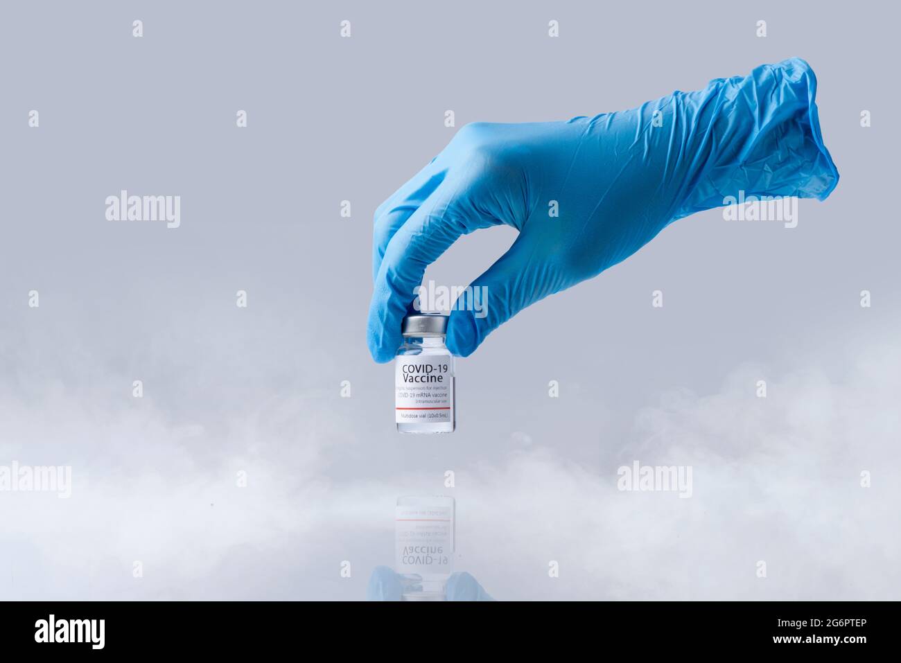 Flaconcino vaccino freddo congelato per Covid-19. Isolato e fumo in tema di laboratorio. Foto Stock