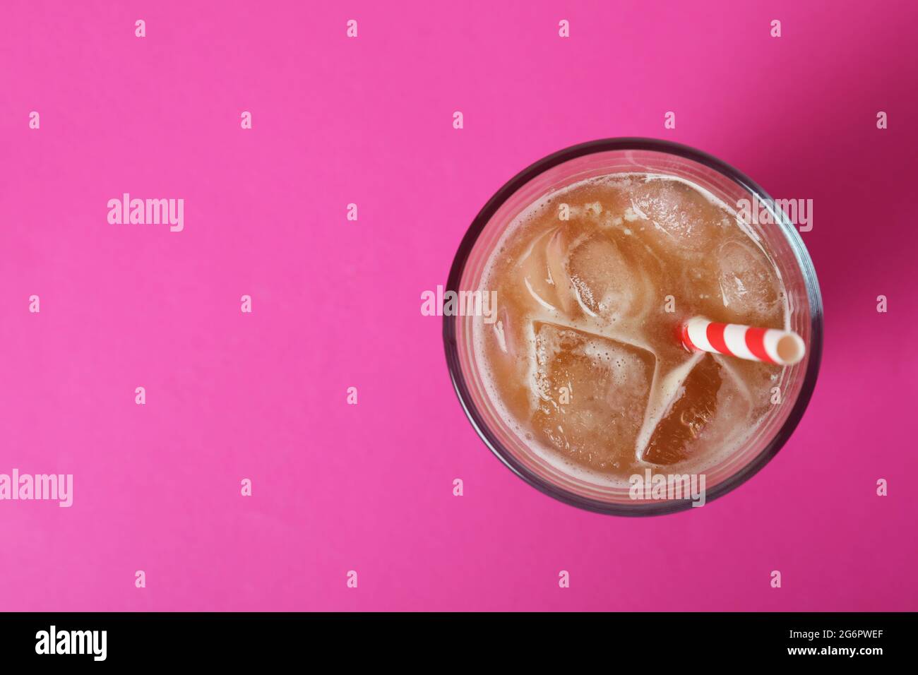 Bicchiere di caffè ghiacciato su sfondo rosa Foto Stock