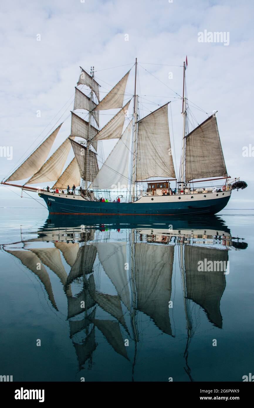 Barca a vela riflessa in acque profonde Foto Stock