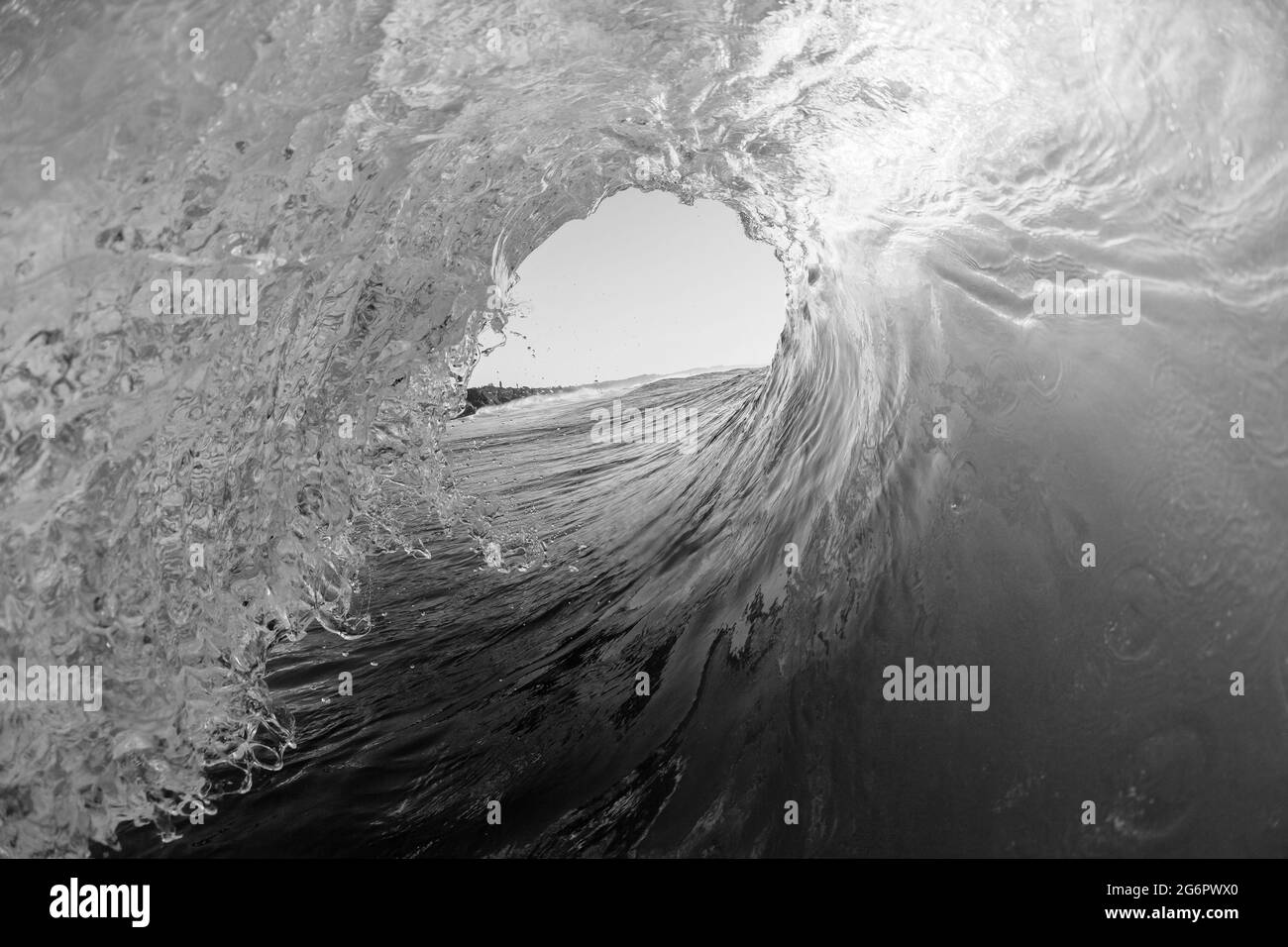 Ocean wave Water photography surfing tube ride view Inside out nero e bianco mood prospettiva di tunnel cavo che schiantano la potenza dell'acqua di mare. Foto Stock