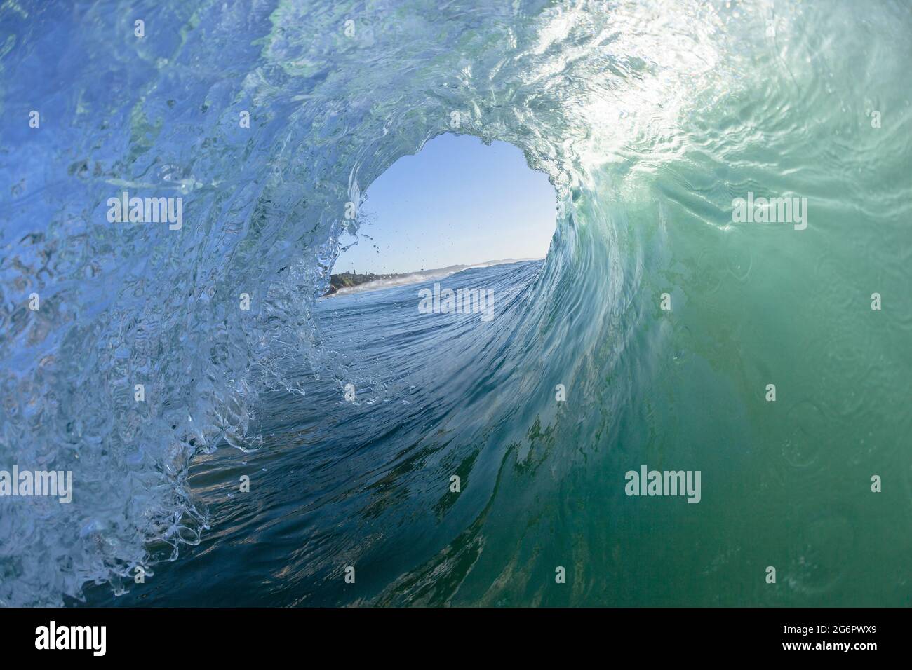 Ocean wave Water photography surfing tube ride view Inside out prospettiva di tunnel cavo che schiantano la potenza dell'acqua di mare. Foto Stock