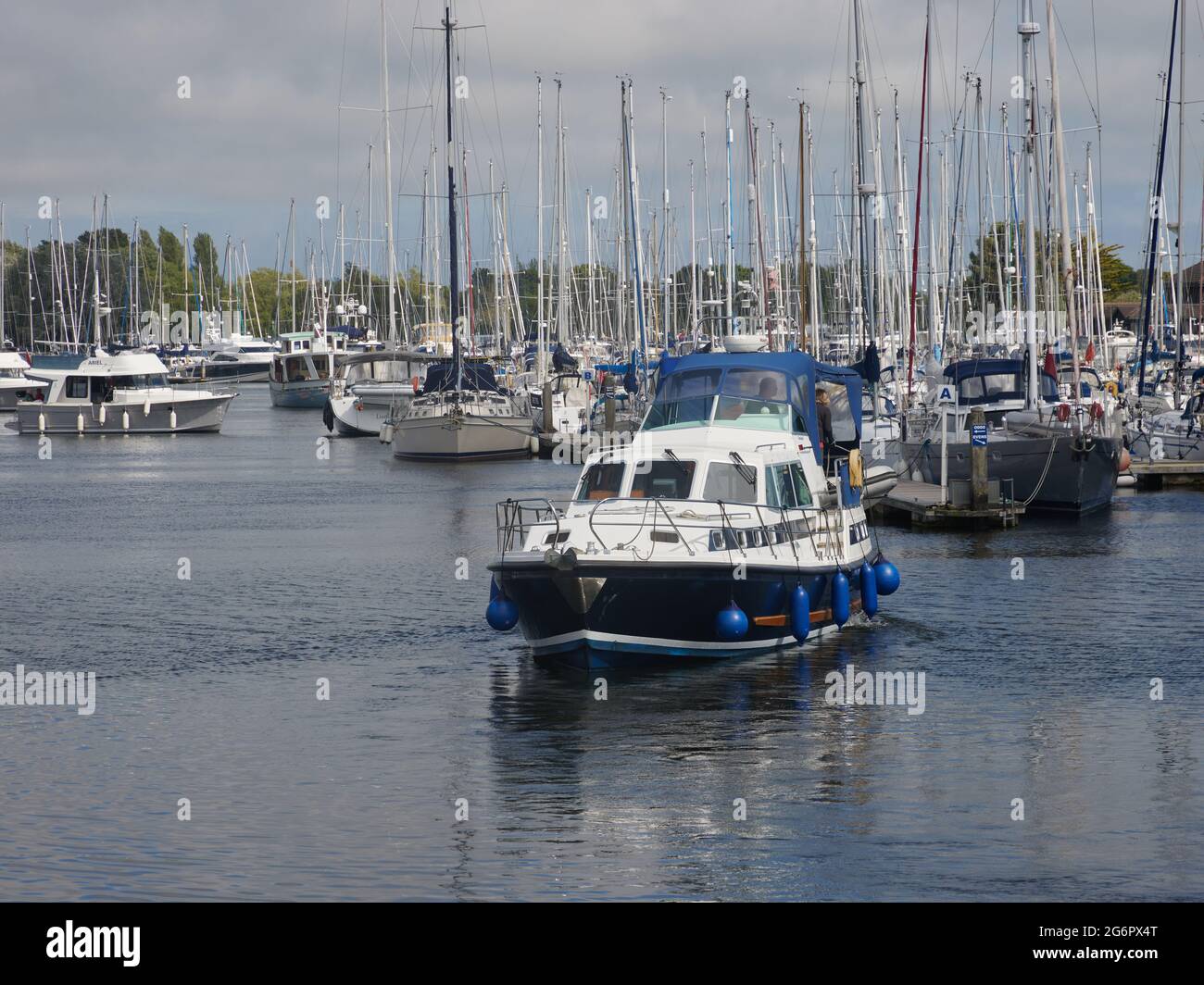 Imbarcazioni da diporto viste a Chichester Marina, West Suusex, Regno Unito nell'estate 2021. Foto Stock