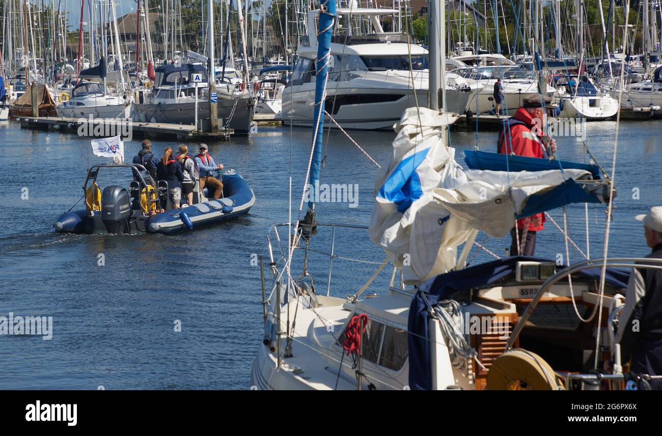 Imbarcazioni da diporto viste a Chichester Marina, West Suusex, Regno Unito nell'estate 2021. Foto Stock