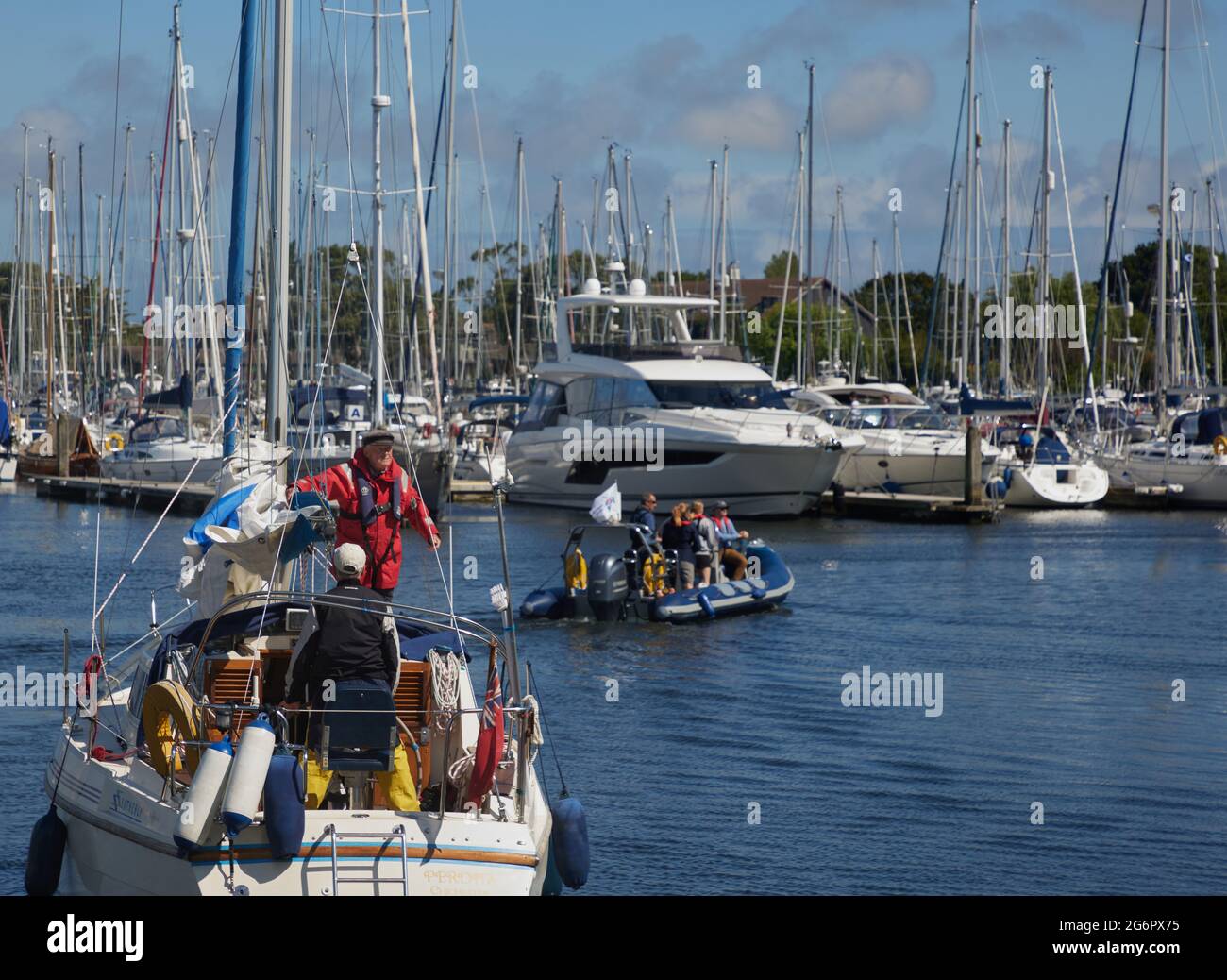 Imbarcazioni da diporto viste a Chichester Marina, West Suusex, Regno Unito nell'estate 2021. Foto Stock