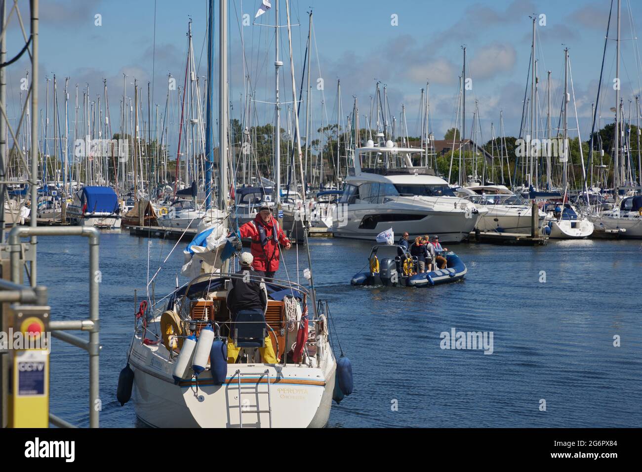 Imbarcazioni da diporto viste a Chichester Marina, West Suusex, Regno Unito nell'estate 2021. Foto Stock