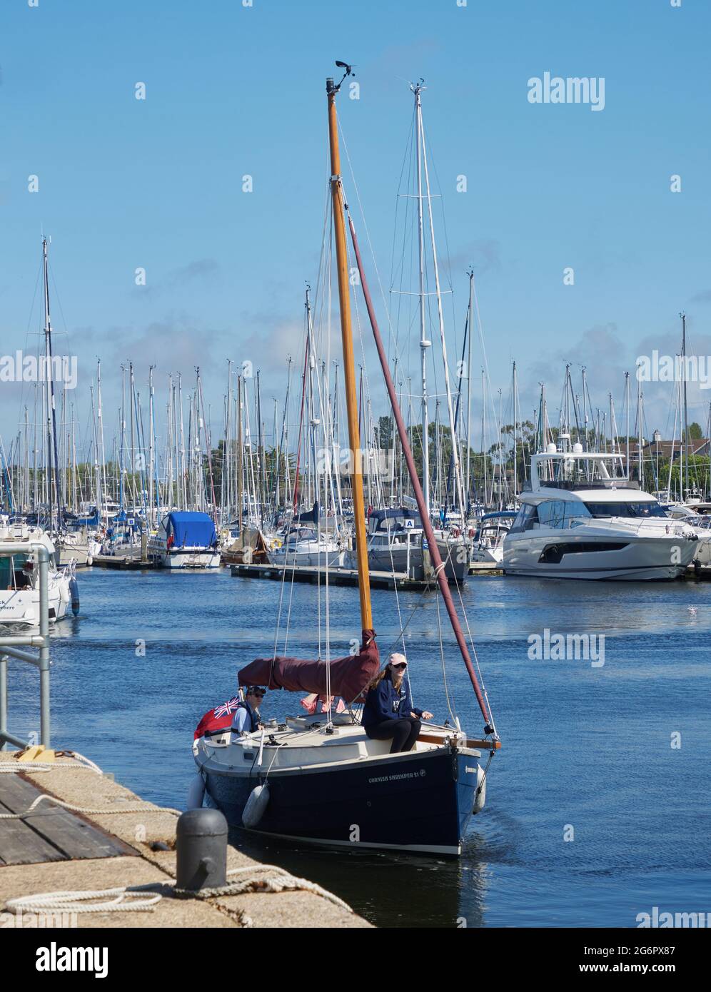 Imbarcazioni da diporto viste a Chichester Marina, West Suusex, Regno Unito nell'estate 2021. Foto Stock