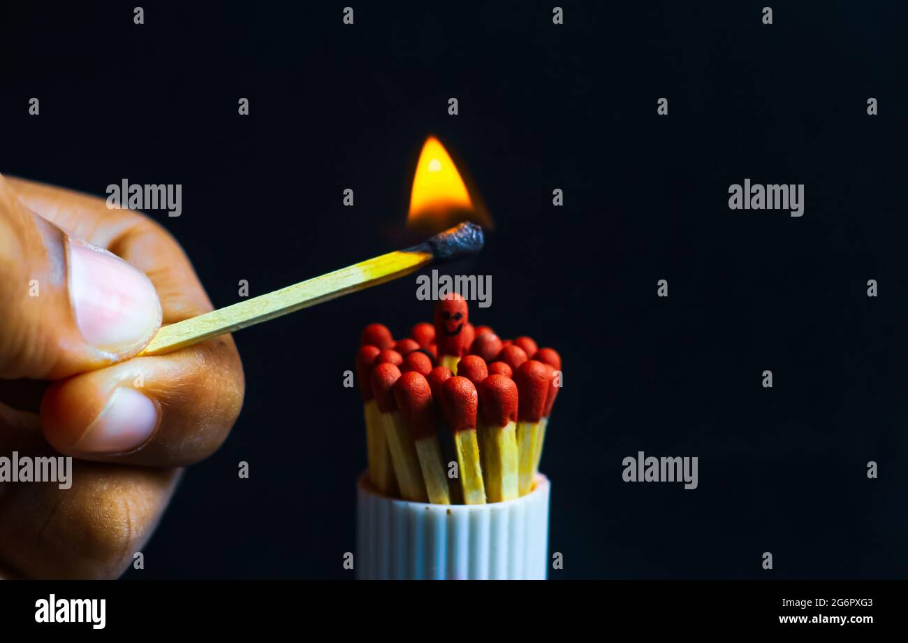 Sindrome di Burnout, stress, esaurimento e concetto di equilibrio vita-lavoro. Primo piano di una singola partita bruciata in un gruppo di partite. Un uomo in piedi. Foto Stock