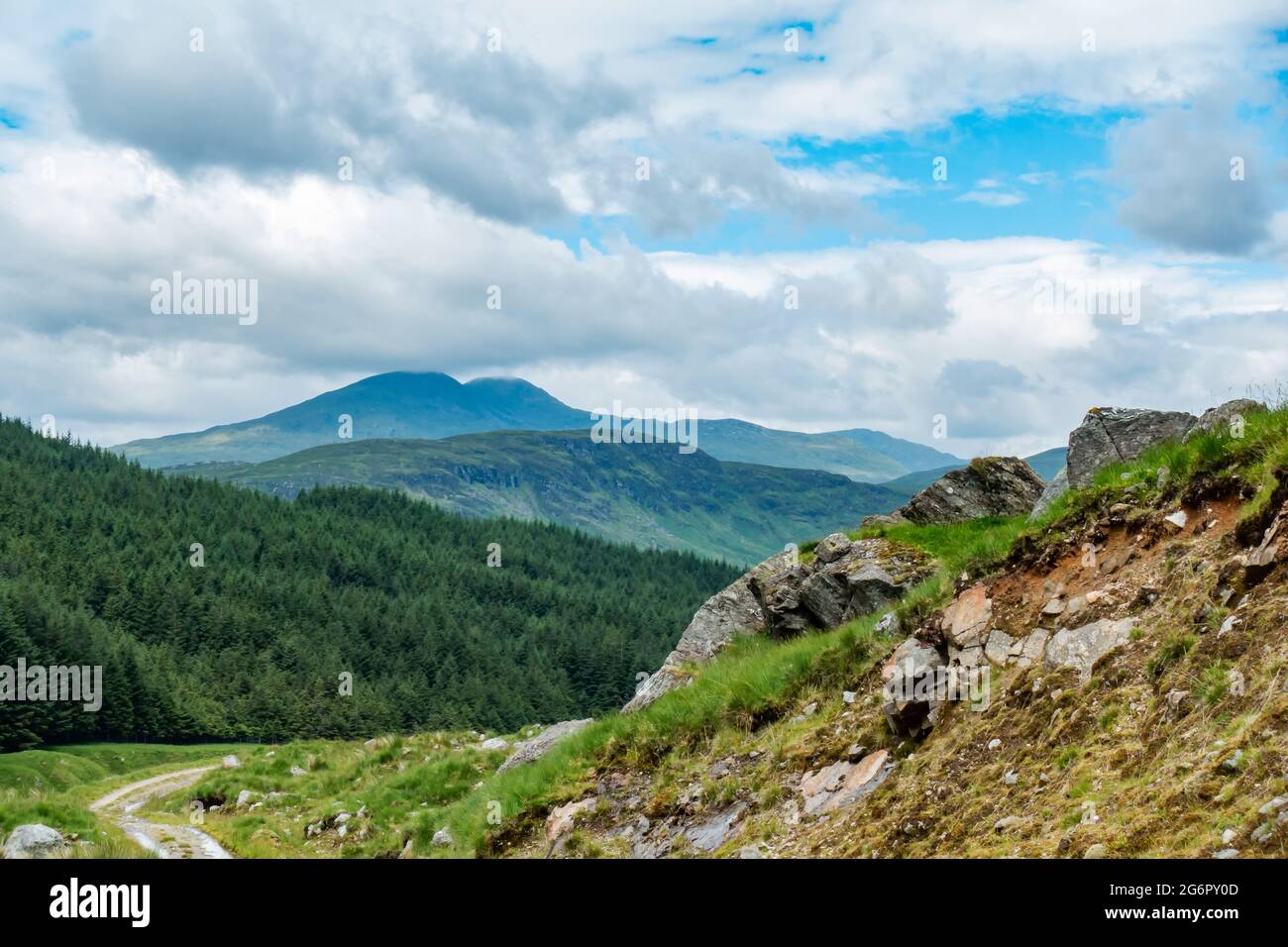 Il monte munro di ben Challum visto da Benmore Glen sotto ben More vicino Crainalrich, scozia Foto Stock