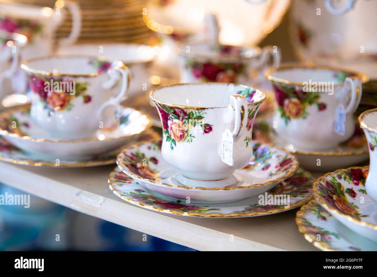 Tazza da tè in porcellana di vecchio stile in esposizione presso un negozio di antiquariato (Hampton Court Emporium, East Molesey, Regno Unito) Foto Stock
