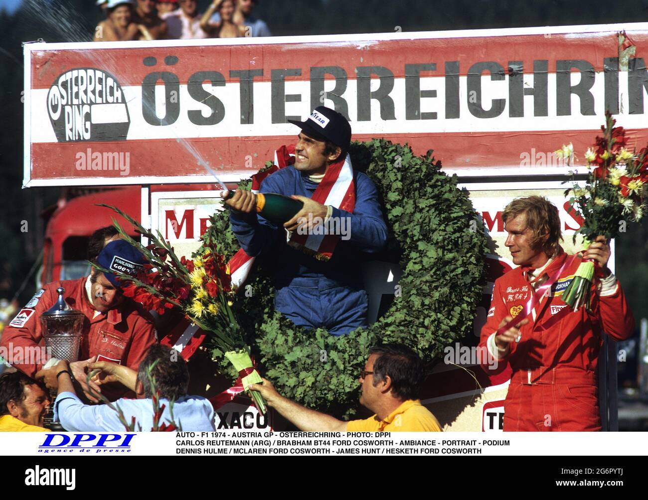 AUTO - F1 1974 - GP D'AUSTRIA - OSTERREICHRING - PHOTO: DPPI CARLOS REUTEMANN (ARG) / BRABHAM BT44 FORD COSWORTH - AMBIANCE - RITRATTO - PODIO DENNIS HULME / MCLAREN FORD COSWORTH - JAMES HUNT / HESKETH FORD COSWORTH Foto Stock