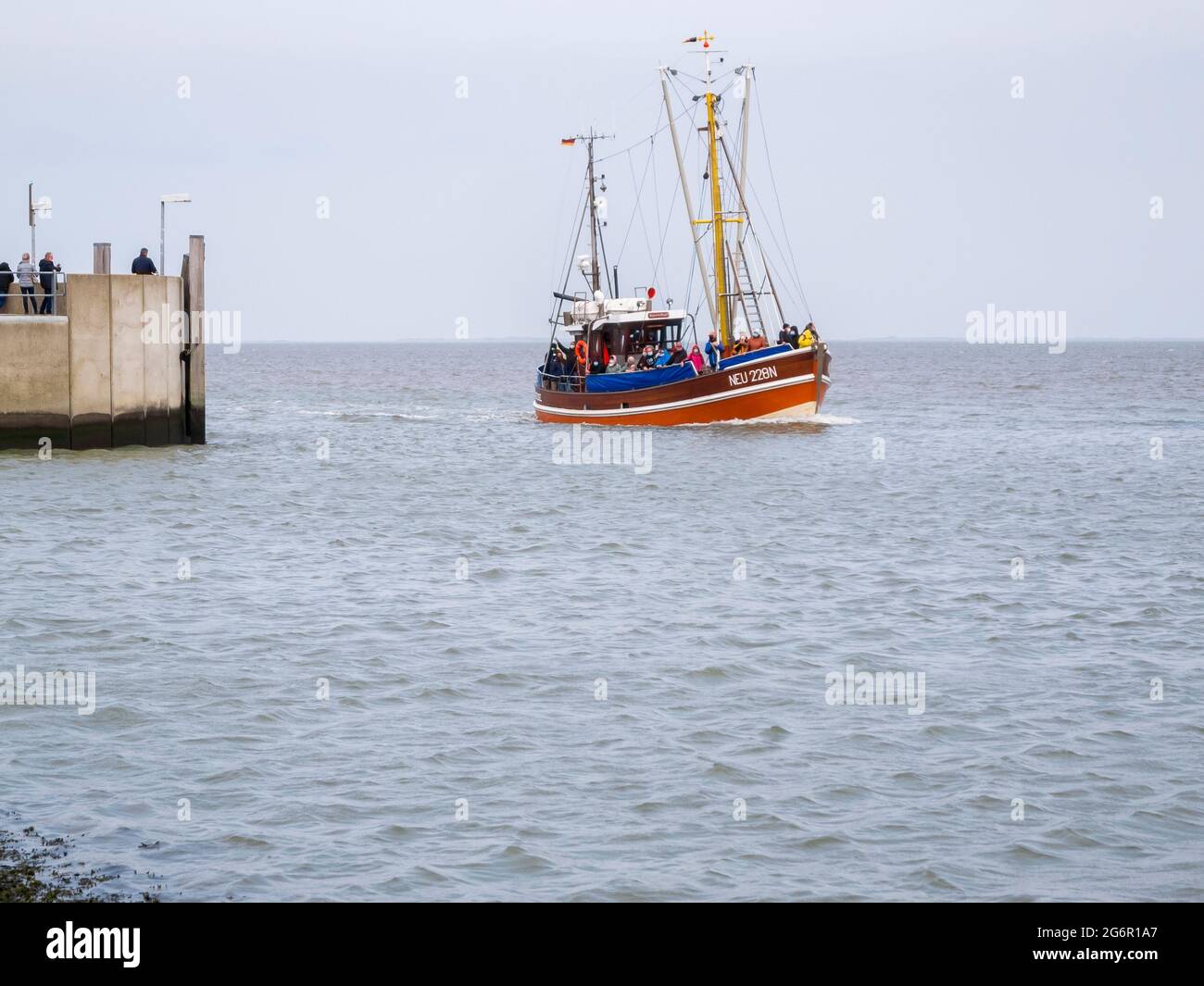 Harlesiel, Germania - 01 ottobre 2020: Escursione pesca a strascico di ritorno da un giro turistico all'ingresso di Harlesiel. Foto Stock