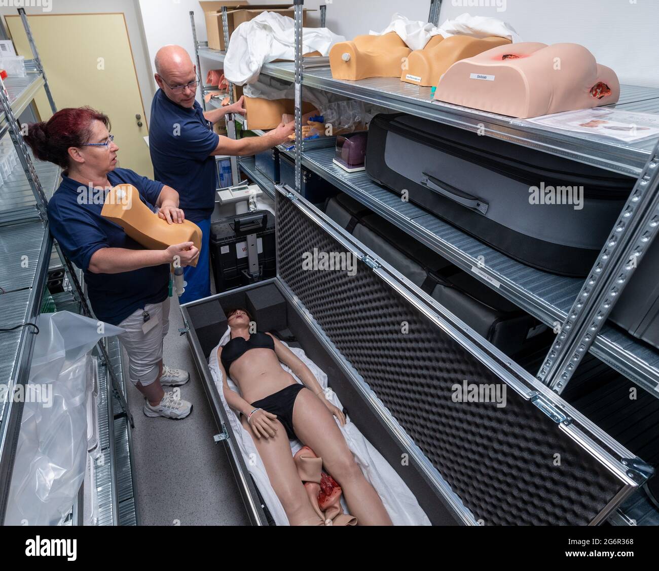 06 luglio 2021, Sassonia, Chemnitz: Il medico Katrin Slany (l) e l'infermiera Matthias Drechsel pratica mannequins - i cosiddetti 'fantasoms' - per il nuovo 'Skills Lab' all'ospedale di Chemnitz. In futuro, gli studenti del corso di modello in medicina umana presso la Facoltà di Medicina Carl Gustav Carus dell'Università tecnica di Dresda utilizzeranno la struttura per imparare e formare le competenze pratiche nel trattamento medico sotto la supervisione di un professionista. Sei sale modernamente attrezzate sono disponibili per questo scopo nel centro di simulazione medica e di formazione. Foto: Hendrik Schmidt/dpa-Zentralbild/dpa Foto Stock