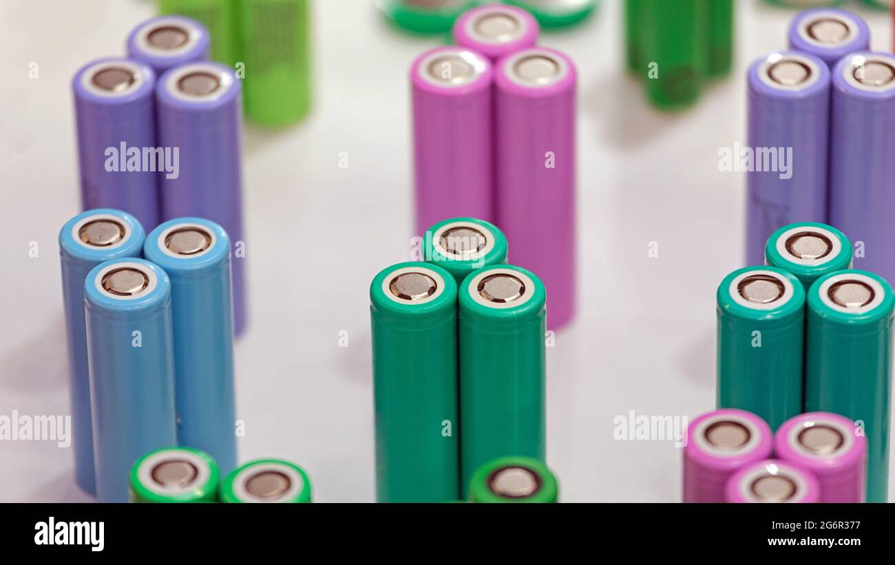 Nuove celle per batterie agli ioni di litio rotonde con codifica a colori  Foto stock - Alamy