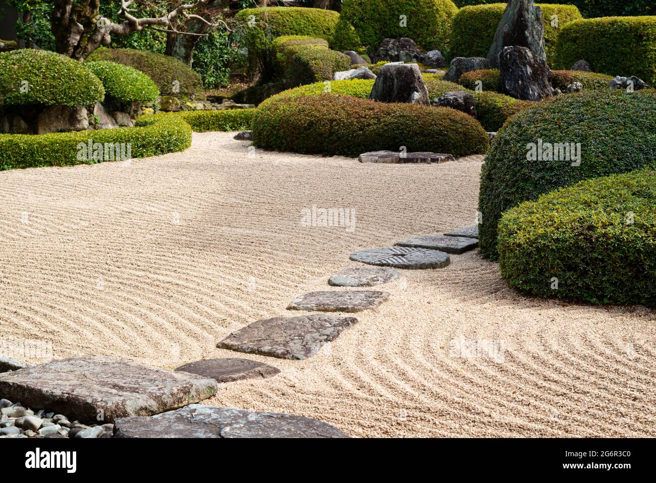 zen giapponese e giardino in pietra. Takahashi, Tempio di Raikyuji, giardino, Prefettura di Okayama . Foto Stock