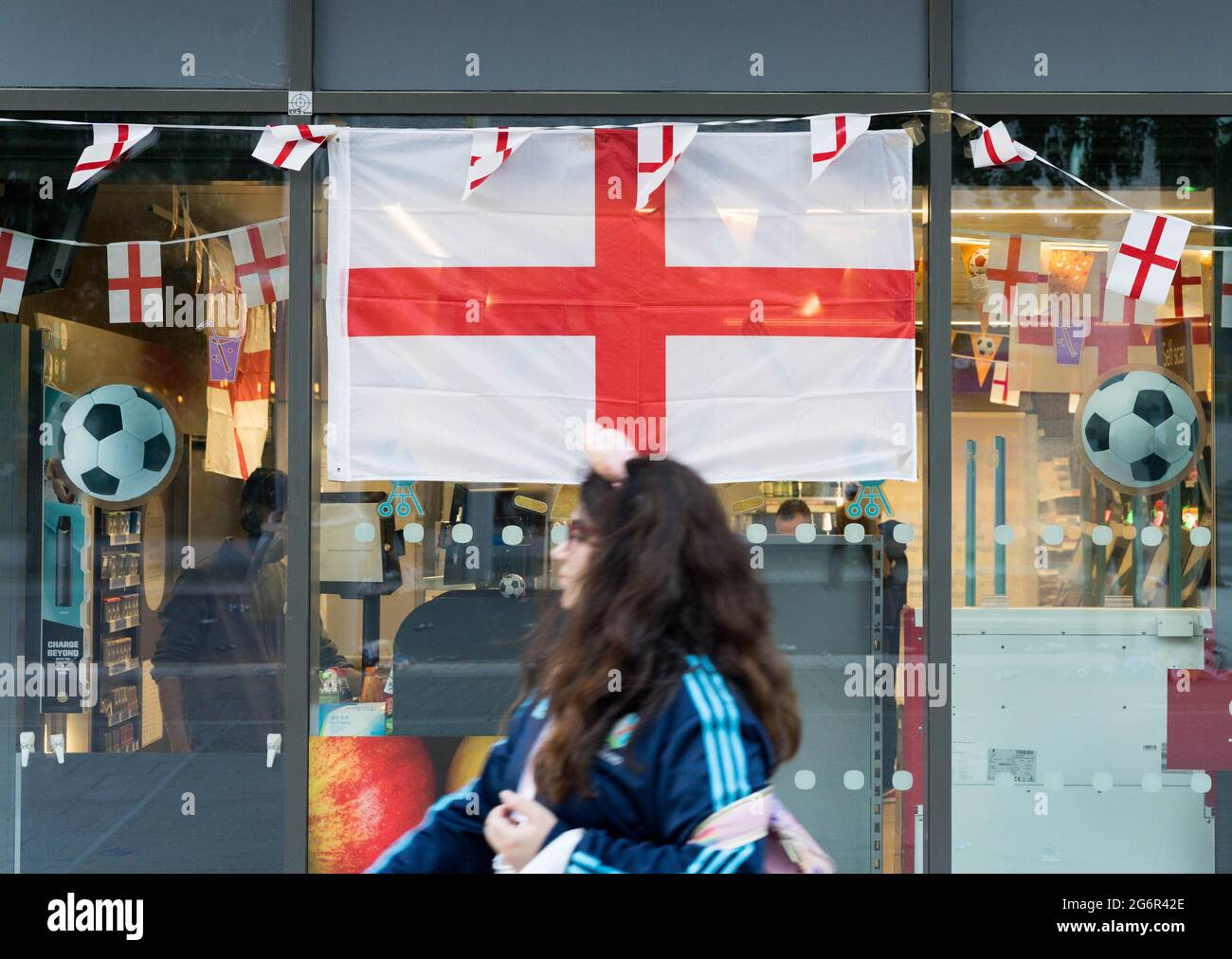 Bandiera inglese sulla vetrina del negozio al semi match euro 2020 contro la Danimarca a Wembley Park, Londra, Inghilterra Foto Stock