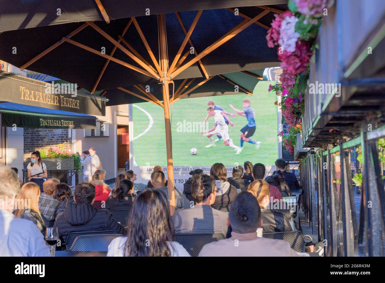 Persone che guardano una partita di calcio di 2020 euro al pub all'aperto, taverna London Greenwich, Foto Stock